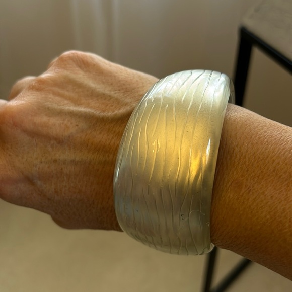 LUCITE BANGLE BRACELET - Picture 9 of 11